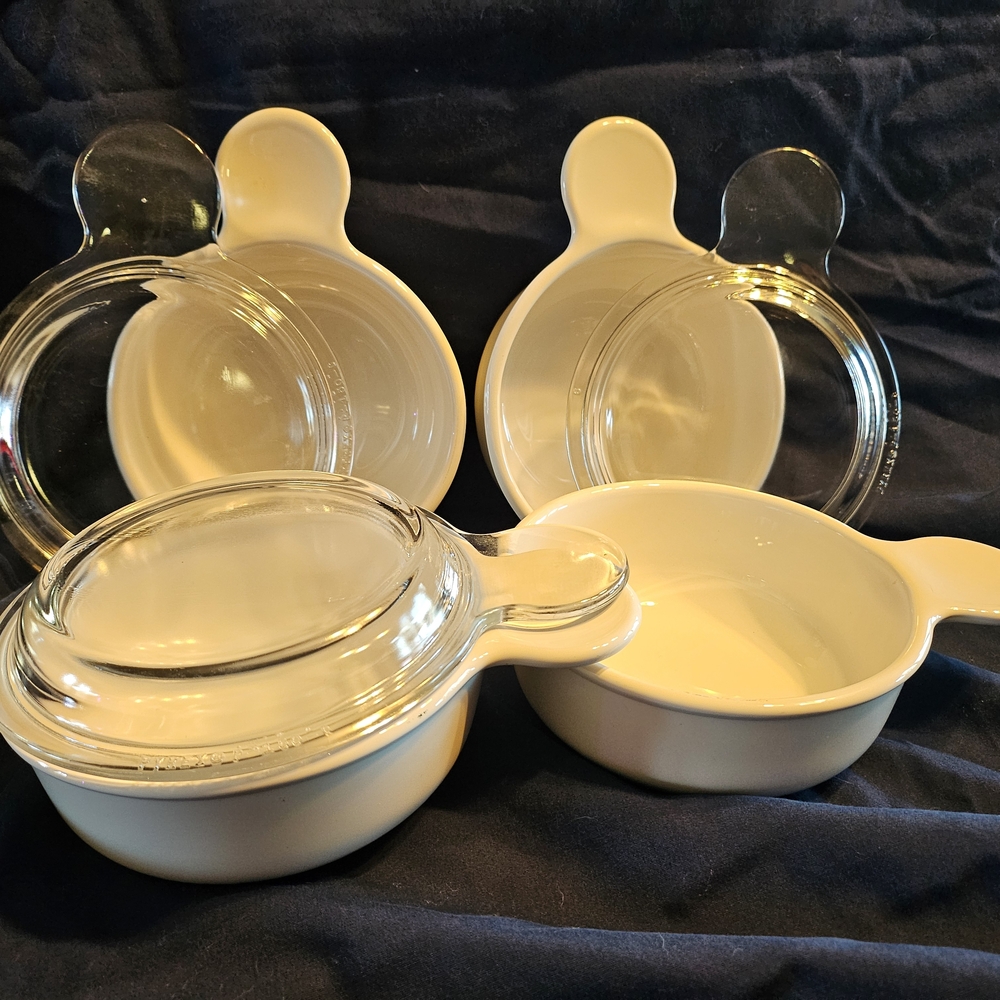 Vintage Correlle/ Pyrex. 4 Bowls, 3 Lids